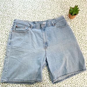 Levi’s light wash shorts plus size!